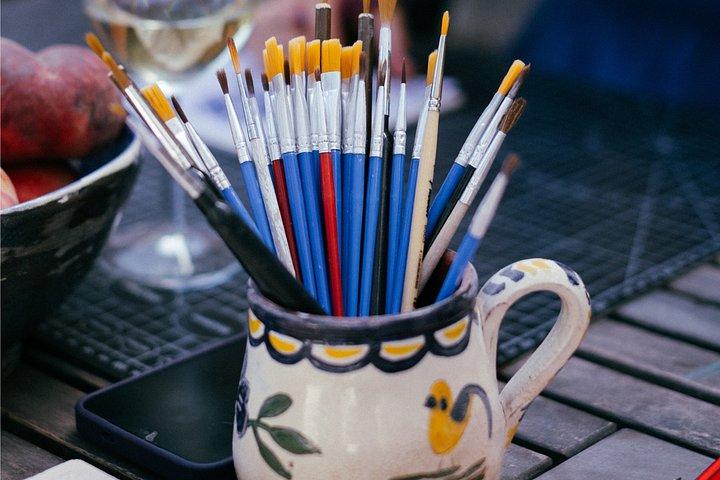 陶芸工房でポルト・アズレージョのタイルを塗装