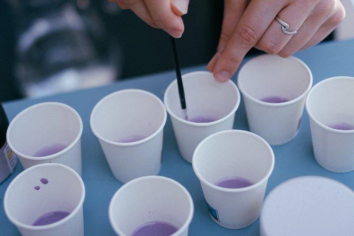 陶芸工房でポルト・アズレージョのタイルを塗装