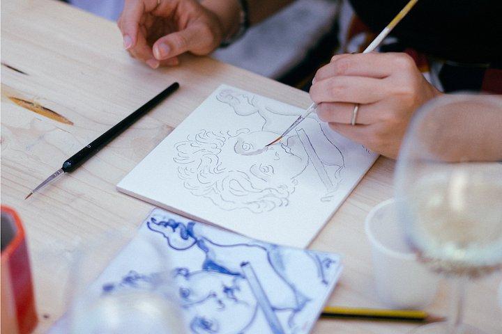 陶芸工房でポルト・アズレージョのタイルを塗装