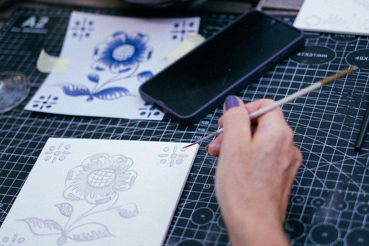 陶芸工房でポルト・アズレージョのタイルを塗装