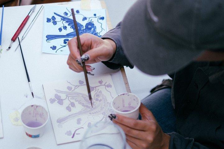 陶芸工房でポルト・アズレージョのタイルを塗装