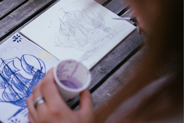 陶芸工房でポルト・アズレージョのタイルを塗装