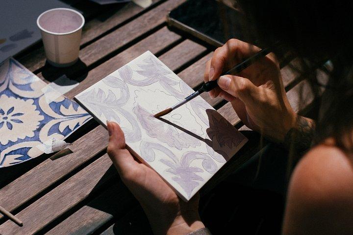 陶芸工房でポルト・アズレージョのタイルを塗装