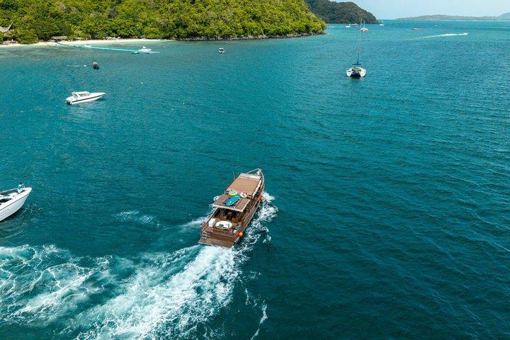 バナナビーチへの専用ジャグジー付きプーケットプライベートロングテールボート