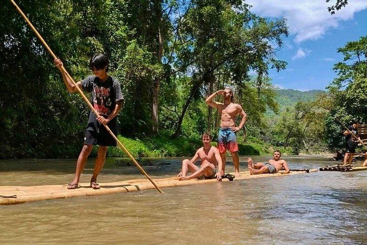 チェンマイの山岳部族での1日ジャングルトレッキングと竹筏漂流