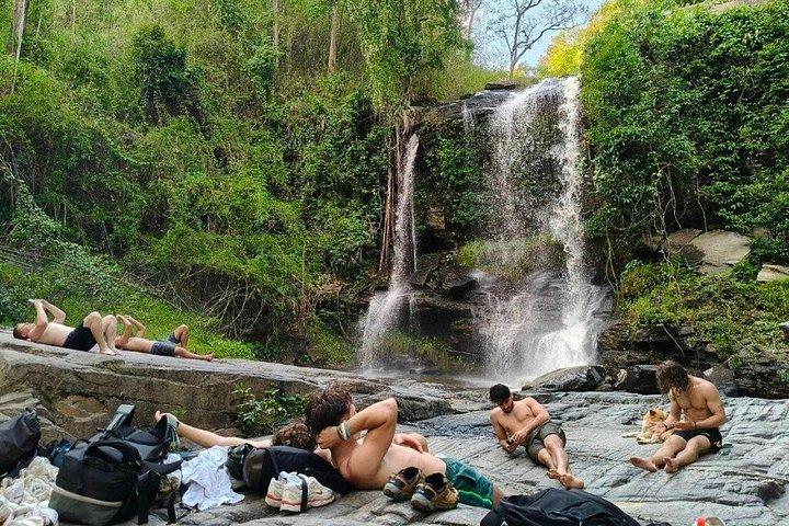 チェンマイの山岳部族での1日ジャングルトレッキングと竹筏漂流