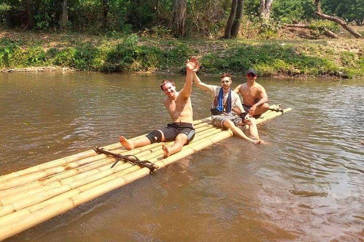 チェンマイの山岳部族での1日ジャングルトレッキングと竹筏漂流