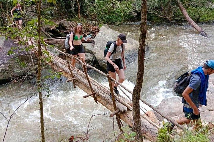 チェンマイの山岳部族での1日ジャングルトレッキングと竹筏漂流