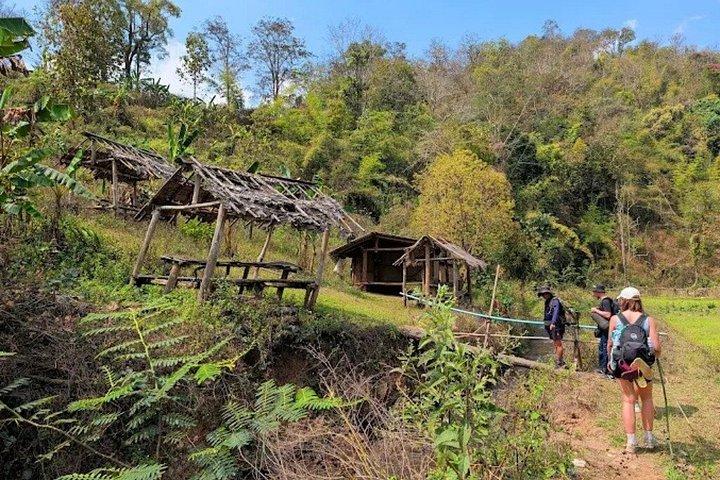 チェンマイの山岳部族での1日ジャングルトレッキングと竹筏漂流