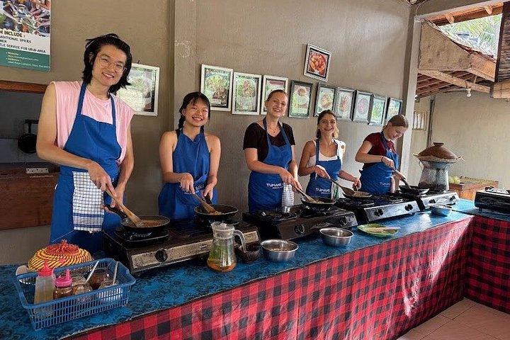 ウブド市場から食卓料理教室と地元のハーブ発見