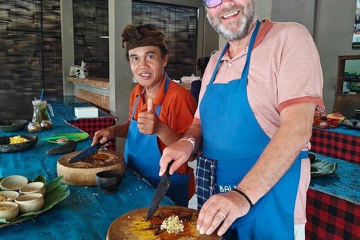 Corso di cucina dal mercato alla tavola di Ubud e scoperta delle erbe locali