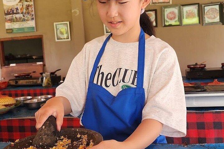 ウブド市場から食卓料理教室と地元のハーブ発見