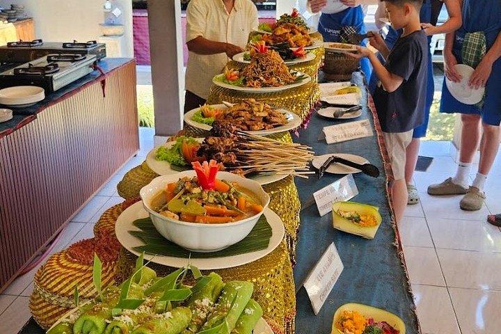 ウブド市場から食卓料理教室と地元のハーブ発見