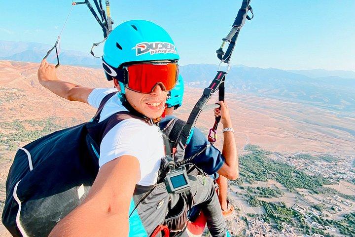 GoProでエクストリームタンデムフライトでアゲルゴール上空を飛行