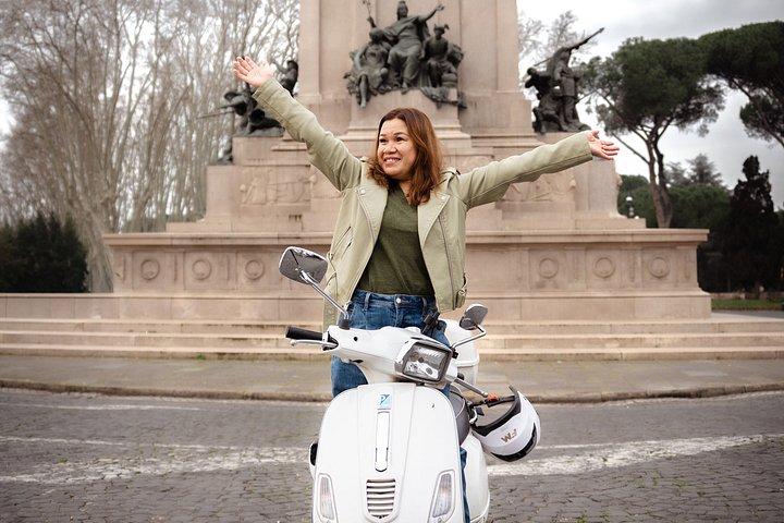 ローマ・ベスパとフィアット500小グループツアー（写真撮影オプション付き）