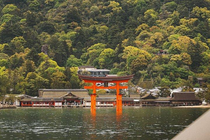 豪華車両で巡る広島・宮島プライベートツアー