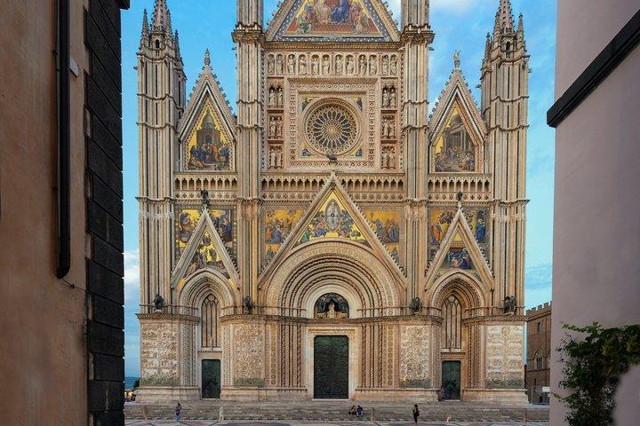 ローマ発オルヴィエートとチヴィタ・ディ・バニオレージオへのプライベートツアー