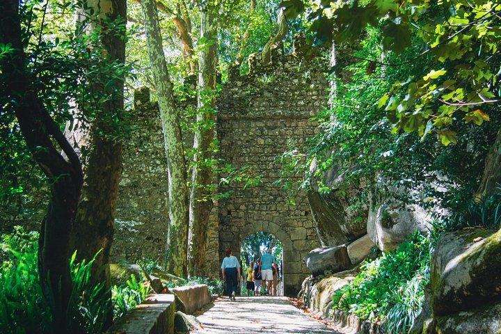 シントラ自然遺産ペナ宮殿とムーア城ツアー