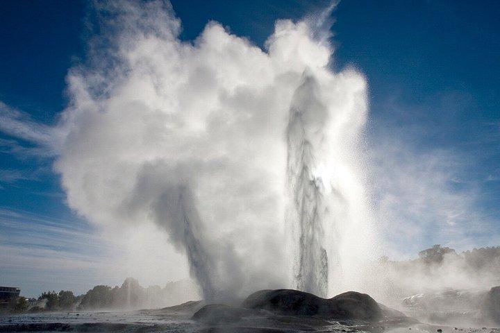 オークランド発ロトルア日帰り旅行：テプイア・ハンギとラジまたはスパ付き