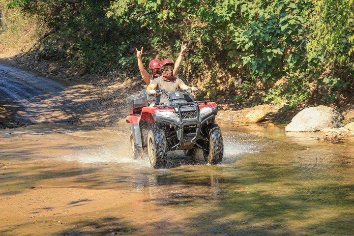 Passeio off-road de quadriciclo com transporte incluído.