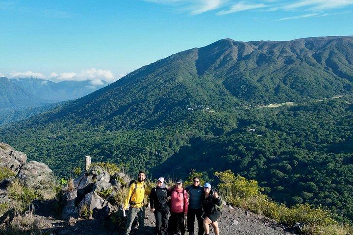 エルサルバドルのイザルコ火山ハイキングガイド付きアドベンチャー