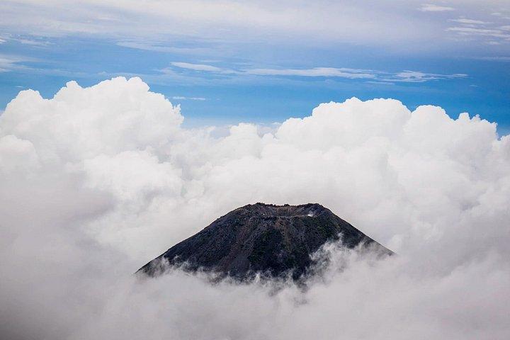 エルサルバドルのイザルコ火山ハイキングガイド付きアドベンチャー