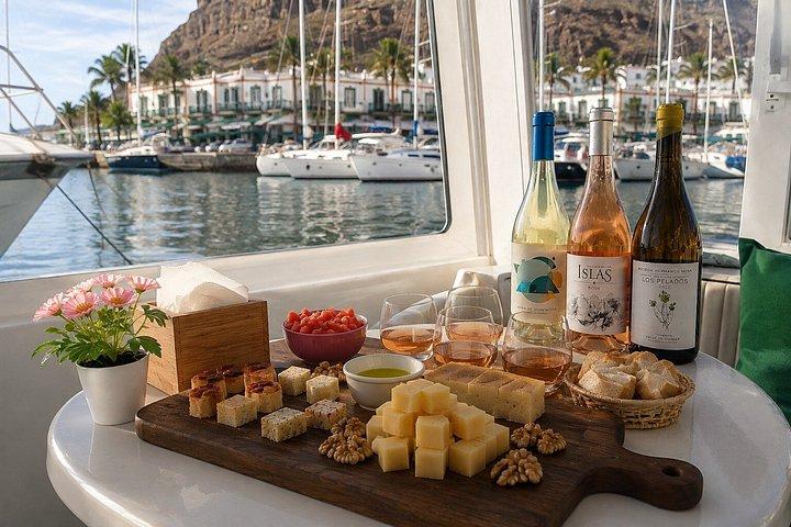 Puerto de Mogán: Boat Cruise + Dockside Wine Pairing