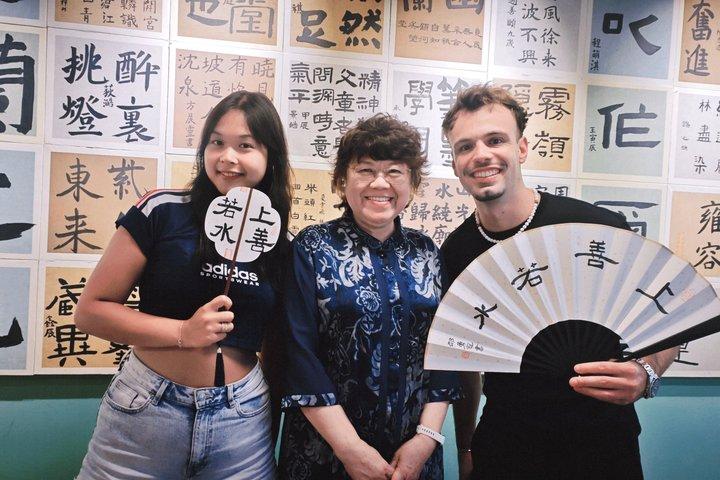 上海でお茶を味わう中国語書道体験