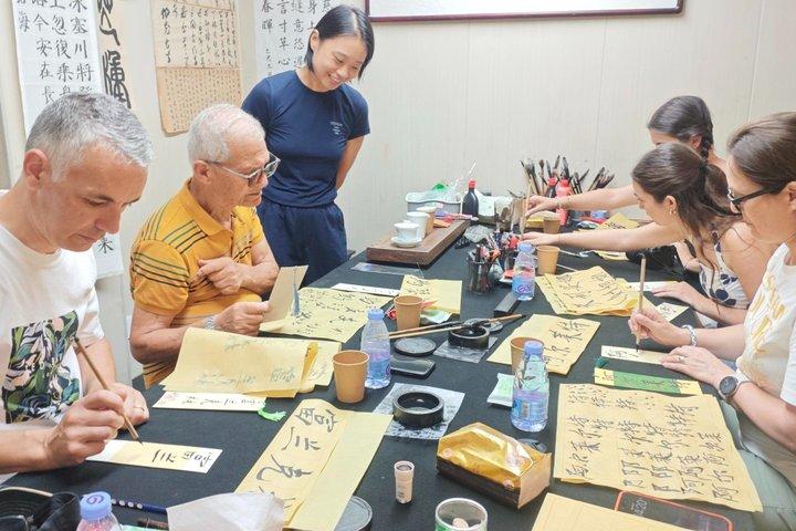 上海でお茶を味わう中国語書道体験