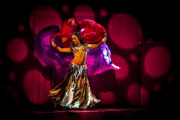 イスタンブール旧市街、フェネル・バラトツアー＆ダンスショーのリズム