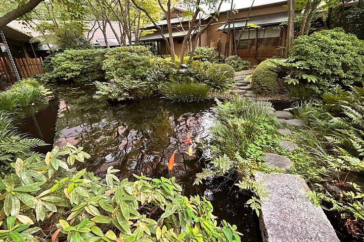 プロの庭師とE-bikeで巡る東京の紅葉狩りツアー