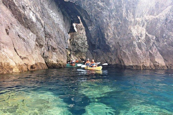 Tour em kayak de Sesimbra à Praia da Ribeira do Cavalo com passagem pelas grutas