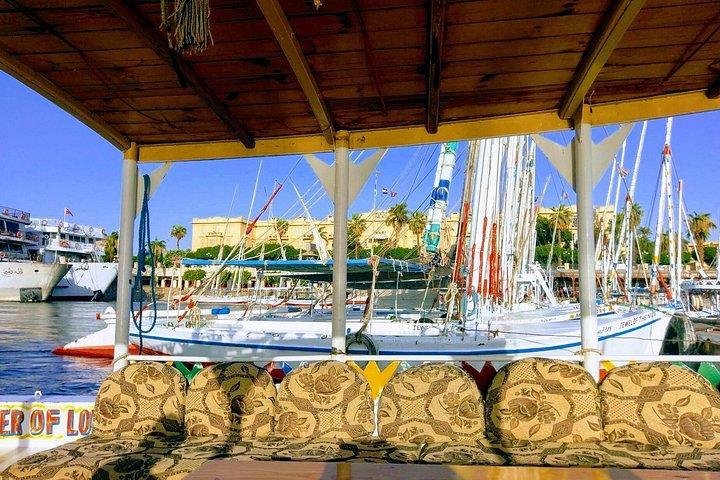 新鮮なバナナとミントティーで行くバナナ島ナイルボートの旅