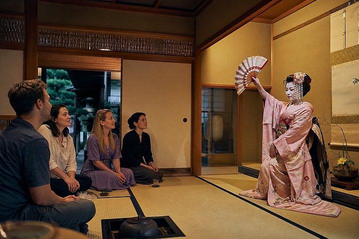 舞妓さんと福岡特別日本語茶道
