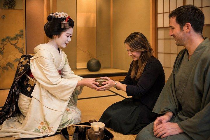 舞妓さんと福岡特別日本語茶道