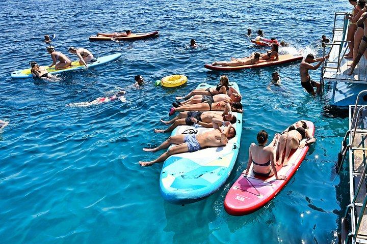 Blaue Lagune & 3 Inseln Kreuzfahrt mit Mittagessen, Wein & Schwimmen ab Split