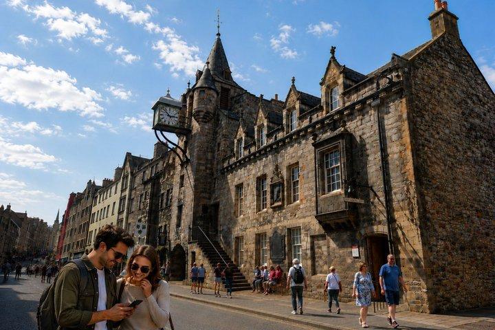 Edinburgh Scavenger Hunt & Highlights Self-Guided Walking Tour
