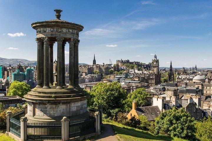 Edinburgh Scavenger Hunt & Highlights Self-Guided Walking Tour