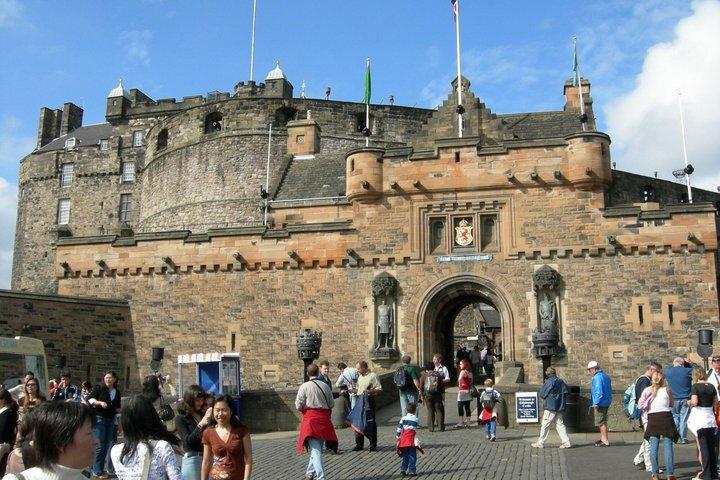 Edinburgh Scavenger Hunt & Highlights Self-Guided Walking Tour