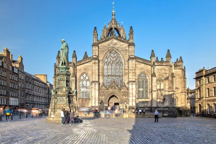 Edinburgh Scavenger Hunt & Highlights Self-Guided Walking Tour