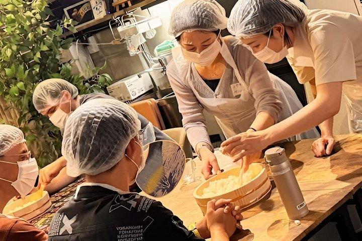 神戸の地元の人とカラフルなカップ寿司を作る