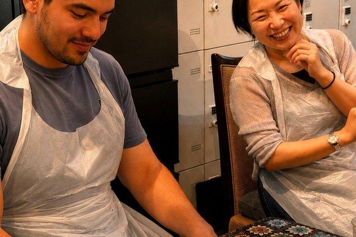 神戸の地元の人とカラフルなカップ寿司を作る