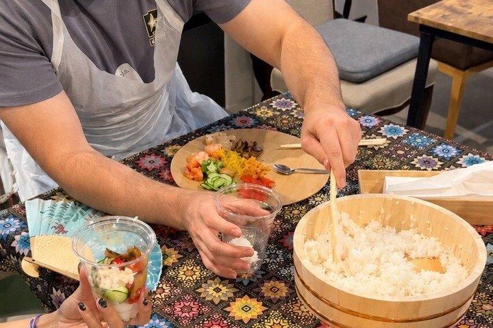 神戸の地元の人とカラフルなカップ寿司を作る