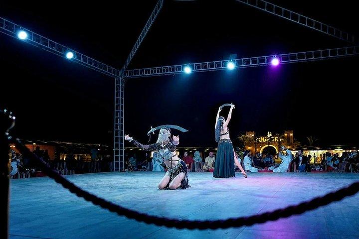 30分間のバギーライドとラクダ乗りとディナー付きの砂漠サファリ