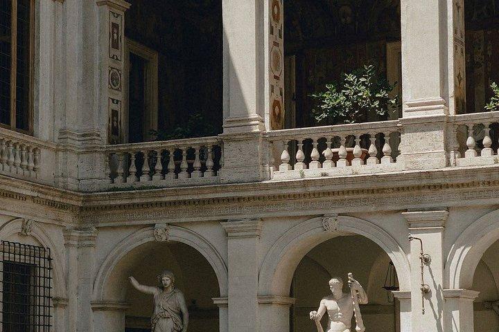 Palazzo Massimo y entrada al Museo Romano Antiguo con guía de la ciudad