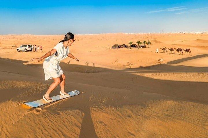 30分間のバギーライドとラクダ乗りとディナー付きの砂漠サファリ