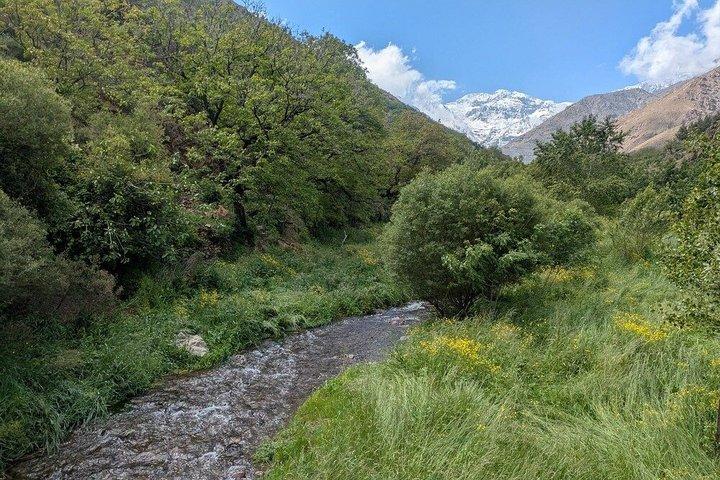 マラケシュ発イムリル渓谷とアトラス山脈＆滝ツアー