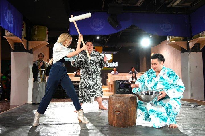 東京タワーでの相撲ショー体験と日本語料理
