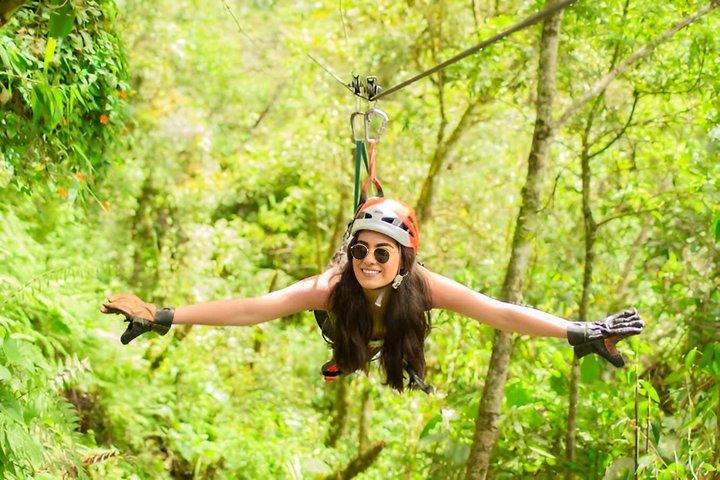 Zipline mellem floder og skove