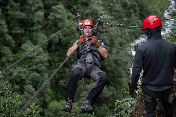 Zipline mellem floder og skove